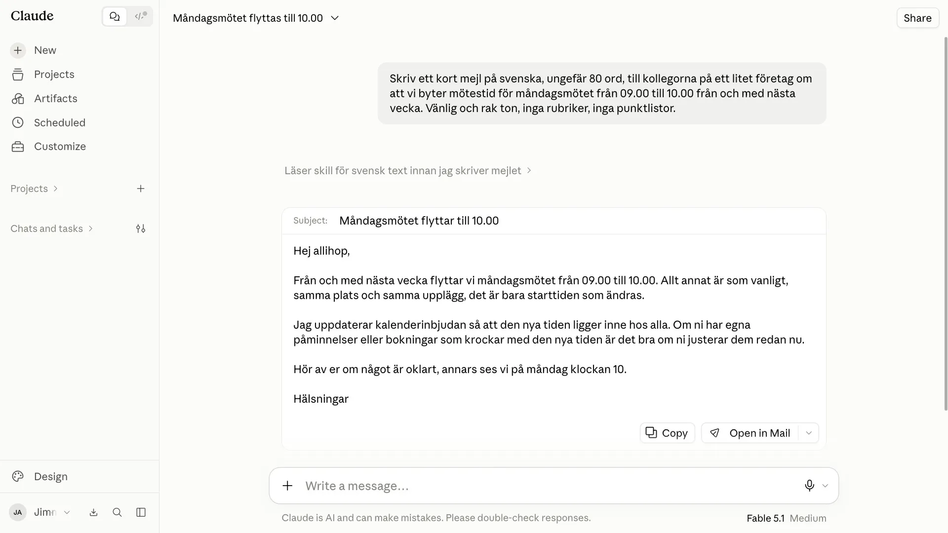 Claude Fable 5.1 skriver ett kort mejl på svenska om att måndagsmötet flyttas till klockan 10, en text som bär ett osynligt vattenmärke