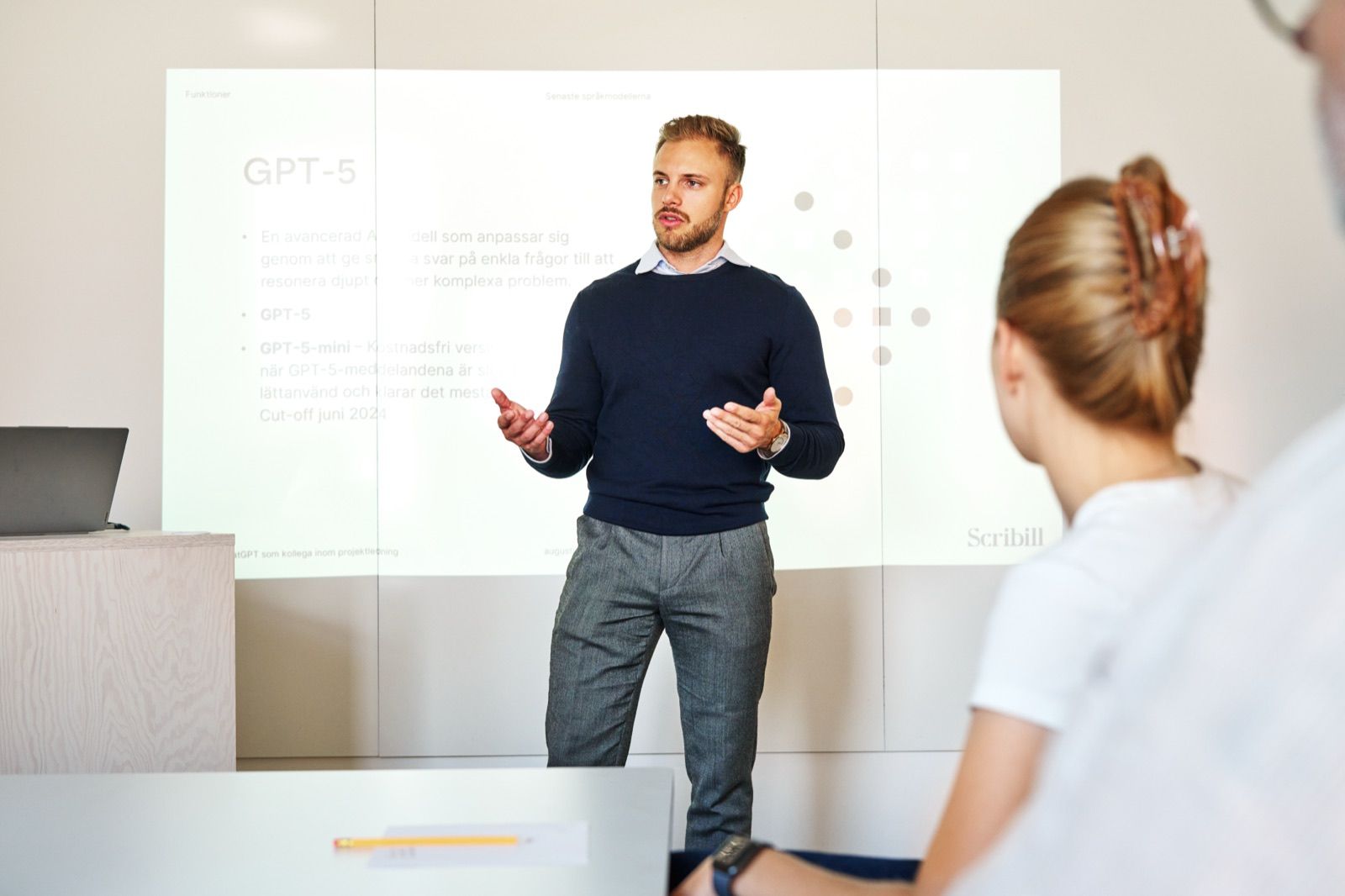 André går igenom en ny AI-modell under en utbildning