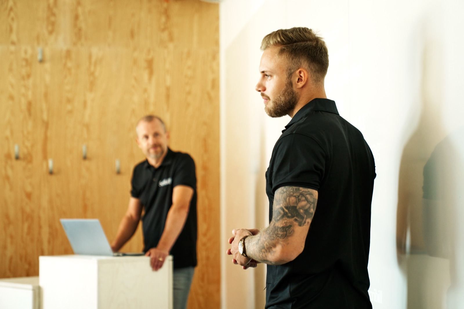 André och Janne under en utbildning i kurslokalen