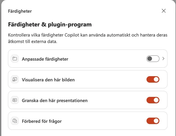 Panelen Färdigheter i PowerPoint med Anpassade färdigheter och de tre inbyggda skillsen Visualisera den här bilden, Granska den här presentationen och Förbered för frågor