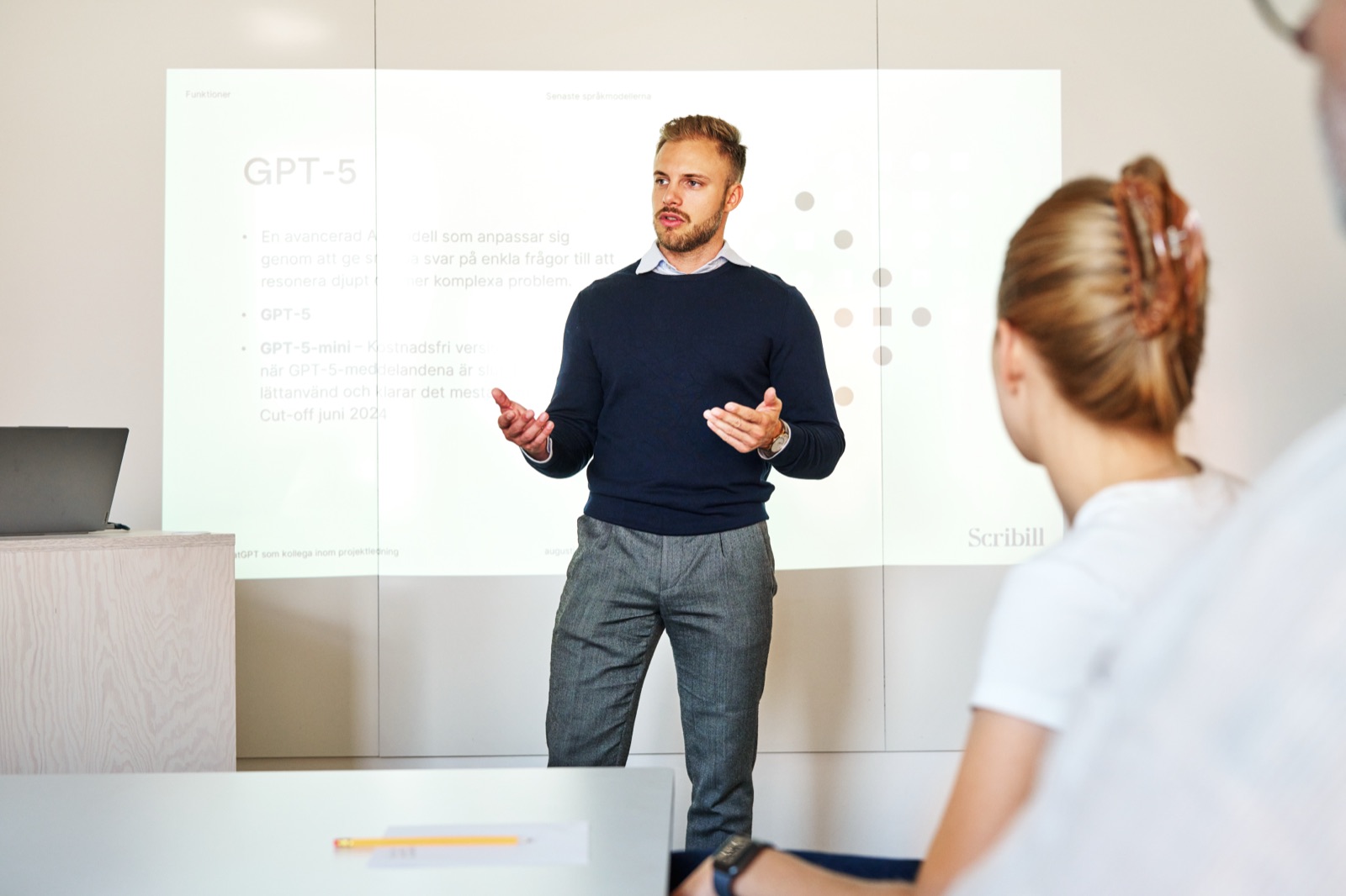 André går igenom en ny AI-modell under en utbildning