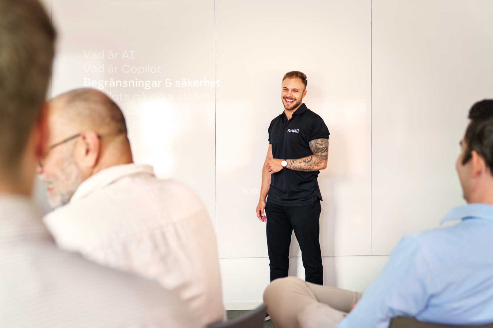 Utbildningsledare från Scribill håller AI-utbildning inför en grupp engagerade medarbetare